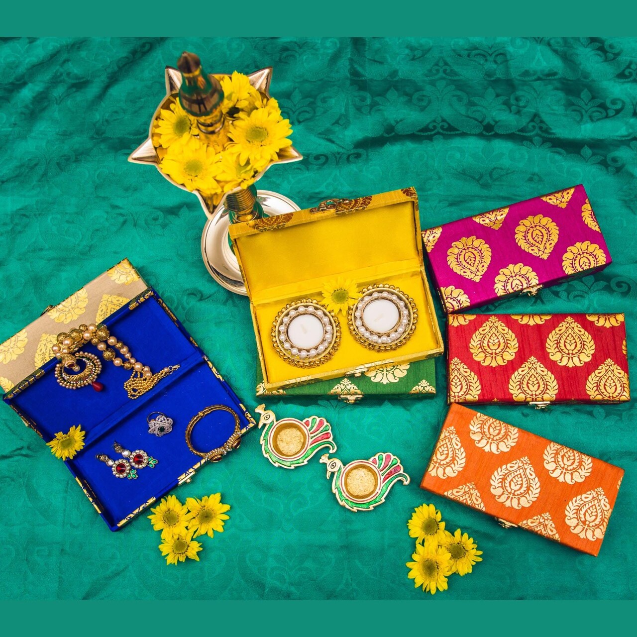 Pack of 4 Brocade Jewelry Organizer Box Indian Favor Boxes for Shagun Return Gifts Traditional Style Box Wedding Favor Punjabi Muslim Pakistani Wedding Nikah Favor
